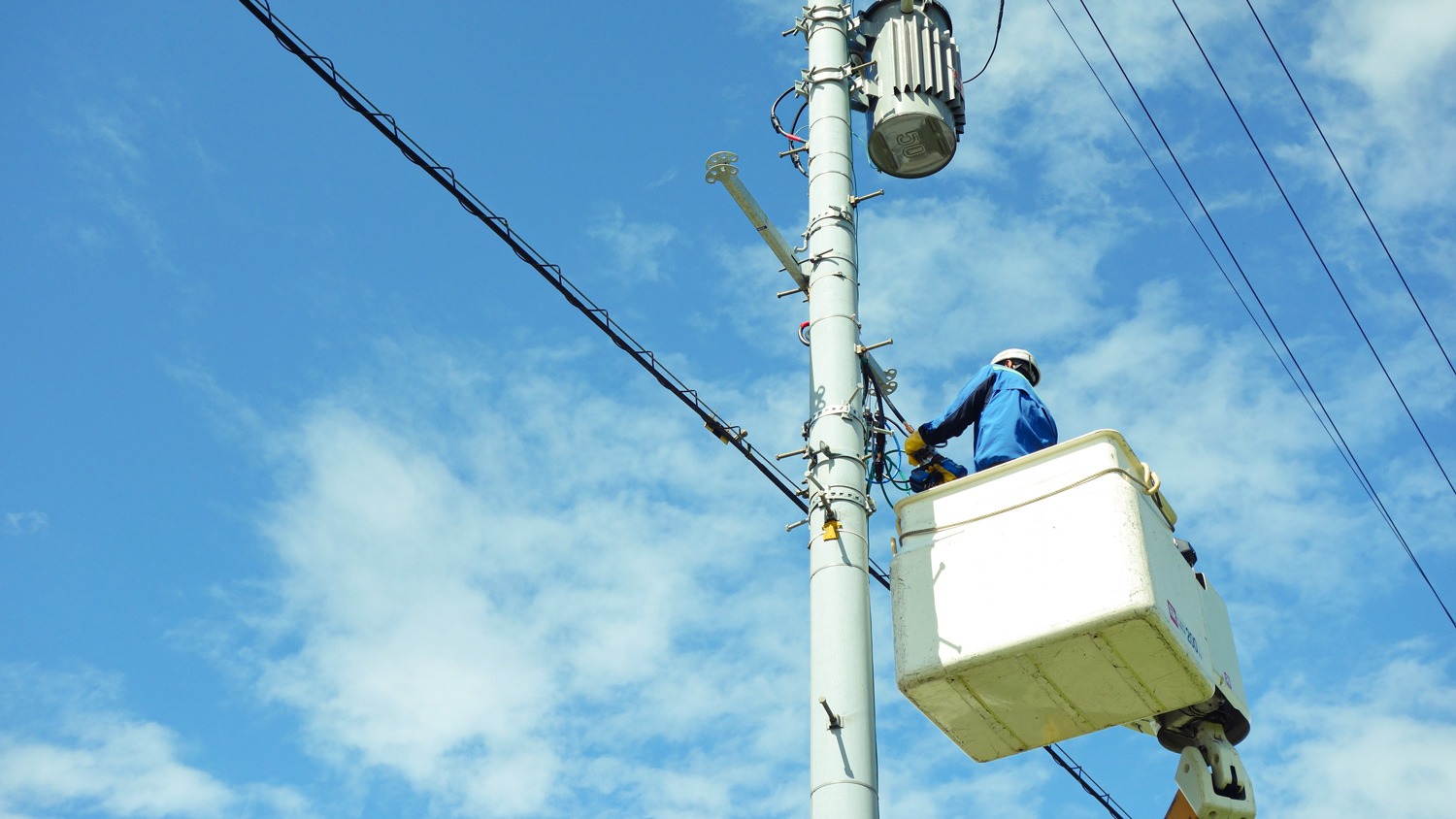 草加市の「東武電設株式会社」は倉庫などの電気工事を行います。高圧電気工事や急なトラブルにも。